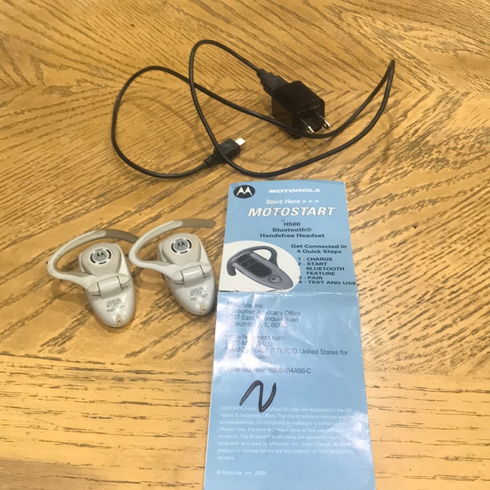 Two Bluetooth headset - Picture 4 of 5